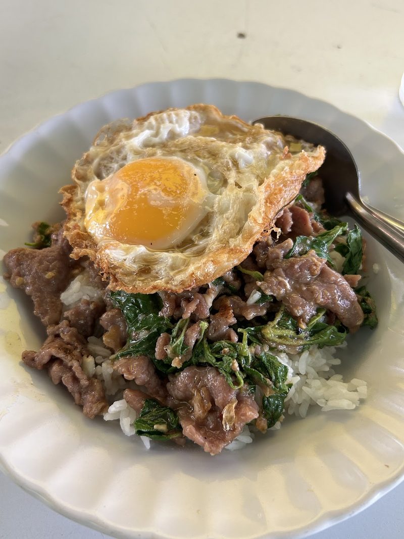 กะเพราเนื้อราดข้าว โปะไข่ดาว ในจานขอบหยัก